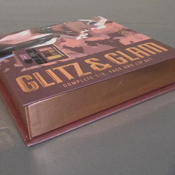 PARUS HILTON NEW Glitz & Glam Complete Eye, Face, And Lip Set - Picture 10 of 10